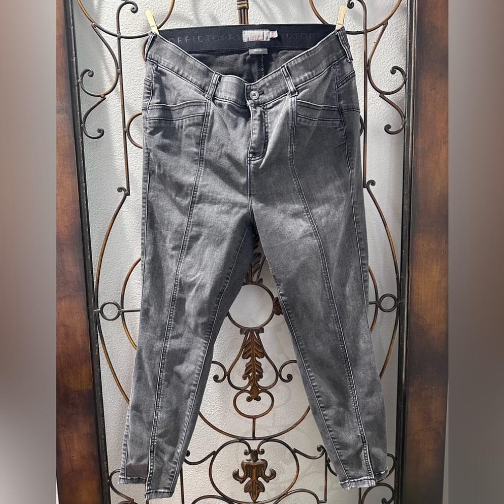 GUC Torrid Supersoft BombShell Skinny Jeans w/slits on bottom.Size 16 regular